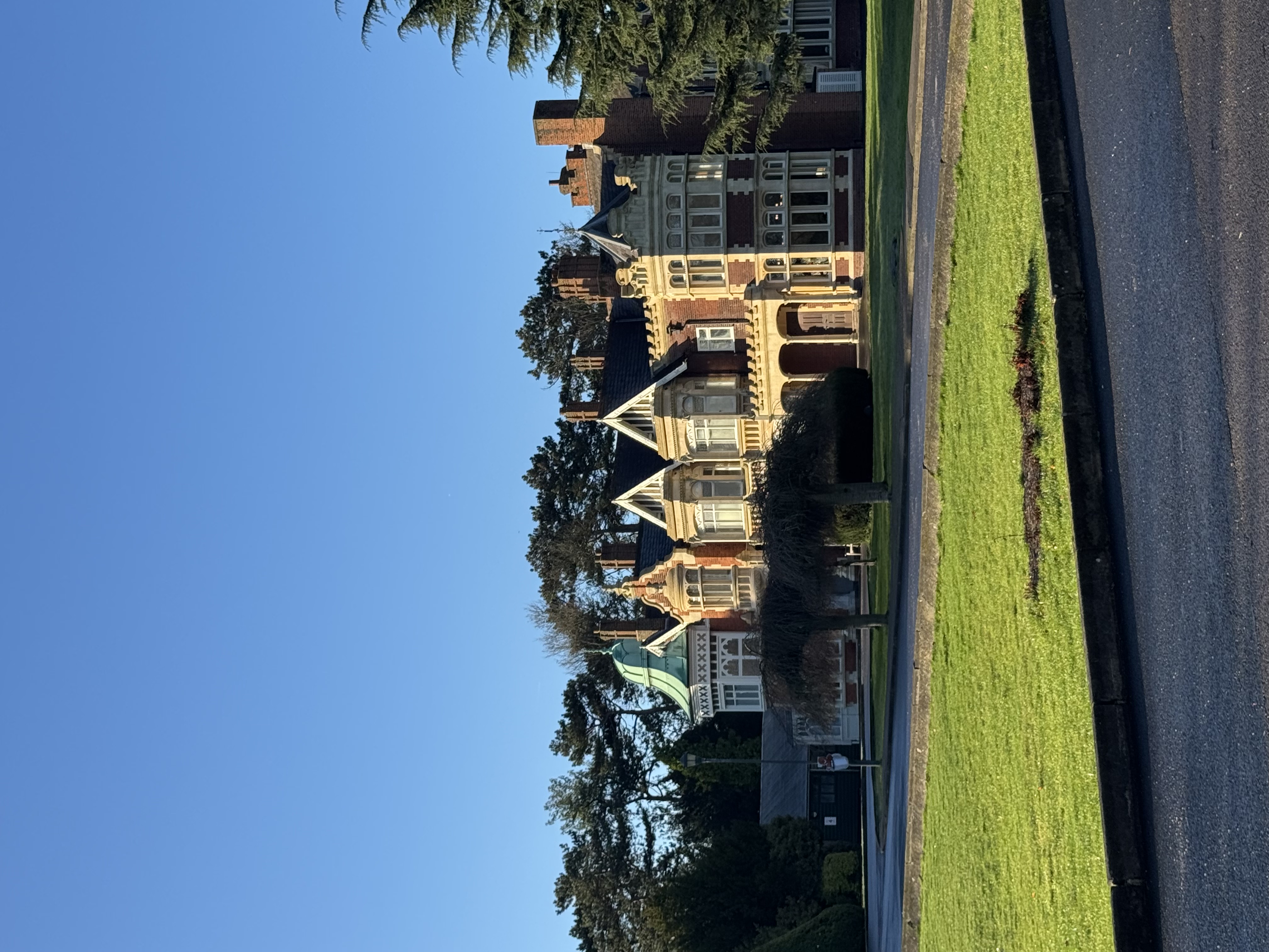 A country house visited by Claire and George